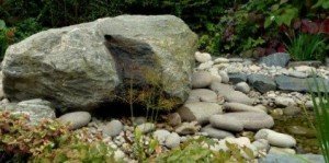 камнь в садовой композиции