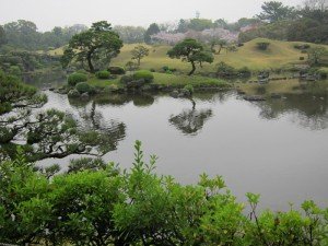 Насыпные холмы парка Suizenji koen. Фукуока