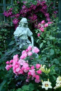 роза, лилия, клематис и кульптура