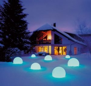 декоративные фонари в снегу