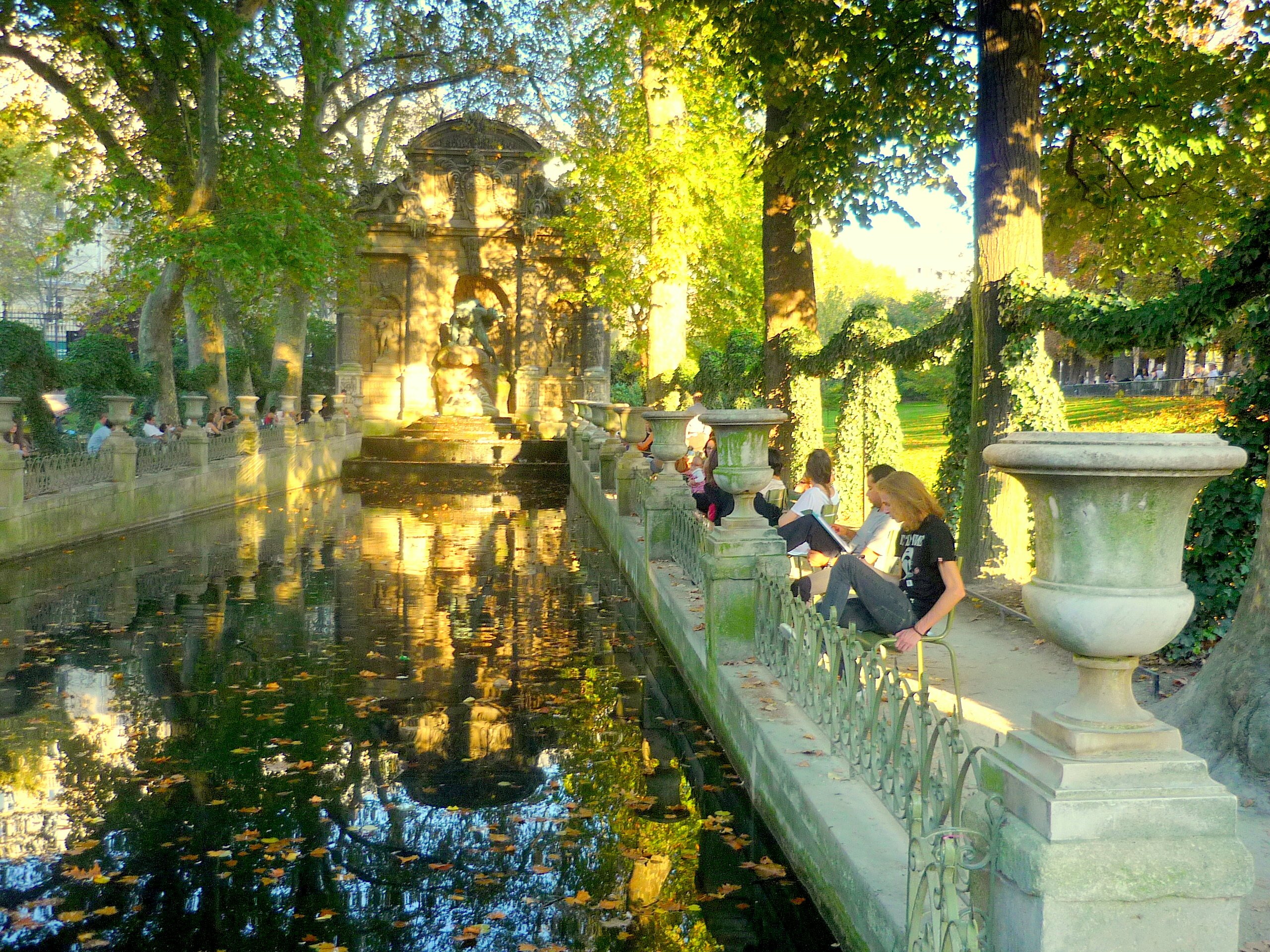 Jardins de paris. Фонтан Медичи в Люксембургском саду. Люксембургский сад Париж Франция. Люксембургский сад и дворец в Париже. Люксембургский сад в Париже достопримечательности.