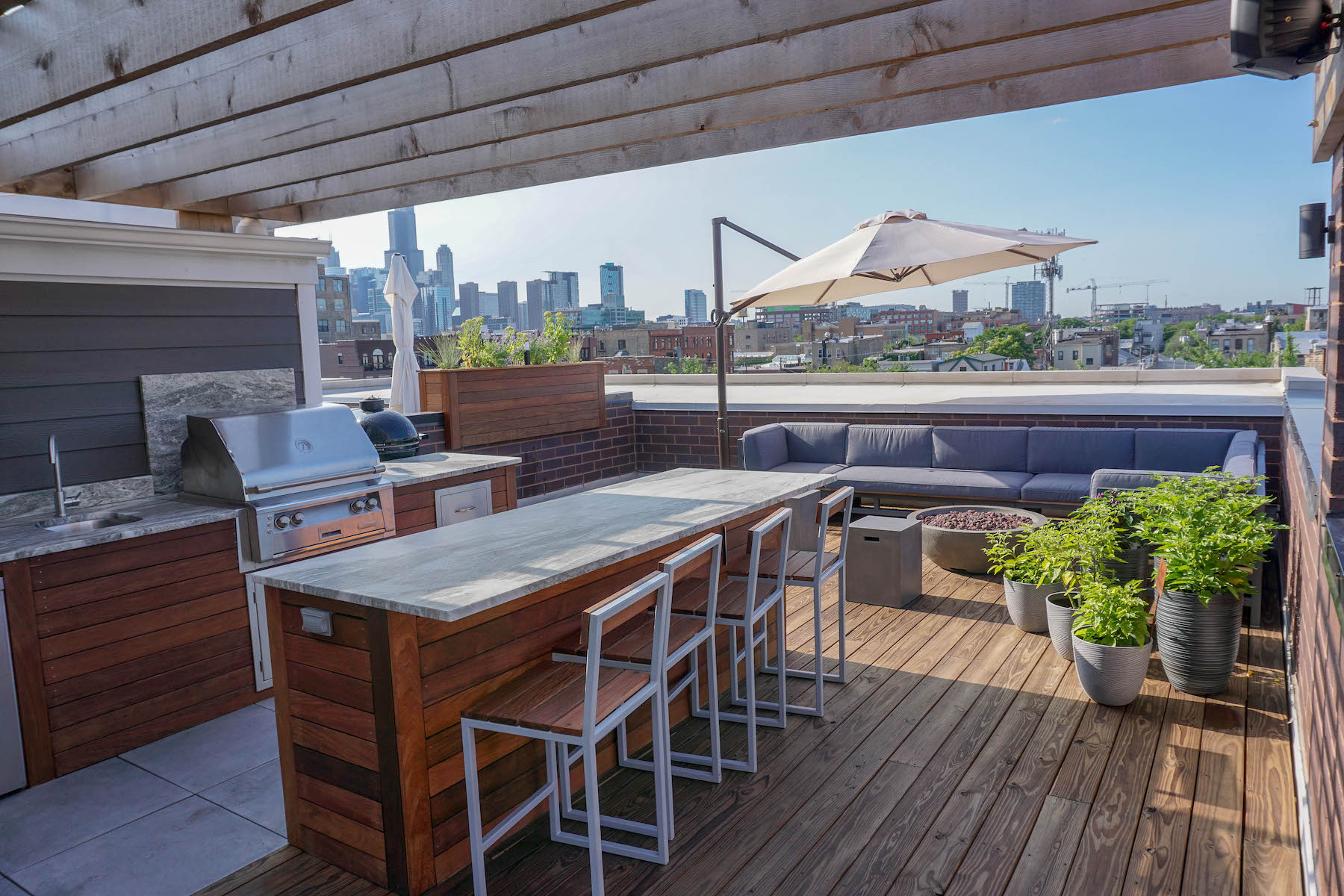 Dry and wet bar. Roof Deck distributors.